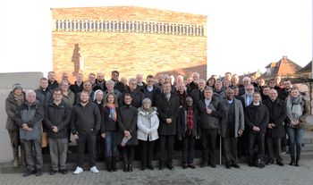 Mittendrin (erste Reihe) Bischof Dr. Michael Gerber mit allen seinen Mitarbeitern im Dekanat Hanau vor der Kesselstädter St. Elisabeth-Kirche